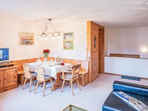 Posezení v ubytování Apartment Chesa Polaschin B - B10 - Sils by Interhome