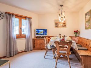 TV a/nebo společenská místnost v ubytování Apartment Chesa Polaschin B - B10 - Sils by Interhome