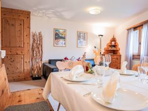 Posezení v ubytování Apartment Chesa Polaschin B - B10 - Sils by Interhome + 15 fotografií