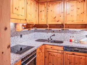 Kuchyň nebo kuchyňský kout v ubytování Apartment Chesa Polaschin B - B10 - Sils by Interhome