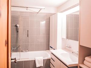 Koupelna v ubytování Apartment Chesa Polaschin B - B10 - Sils by Interhome