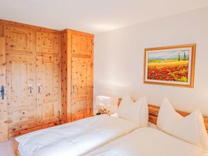 Postel nebo postele na pokoji v ubytování Apartment Chesa Polaschin B - B10 - Sils by Interhome