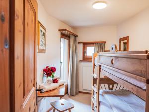 Postel nebo postele na pokoji v ubytování Apartment Chesa Polaschin B - B10 - Sils by Interhome