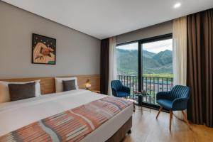 Postel nebo postele na pokoji v ubytování Hotel Memoir Kazbegi by DNT Group
