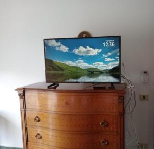 uma televisão de ecrã plano em cima de uma cómoda em EUR Mostacciano - 6 ospiti WIFi AC em Roma