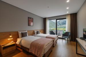 Postel nebo postele na pokoji v ubytování Hotel Memoir Kazbegi by DNT Group