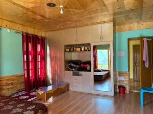Ein Zimmer mit einem Bett und ein Zimmer mit in der Unterkunft Valley View Homestay Lahaul in Gondla