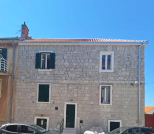 un gran edificio de piedra con 2 puertas y ventanas en Villa Kate, en Split