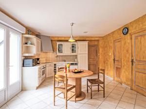 cocina con paredes de madera, mesa y sillas en Holiday Home La Farniente by Interhome, en La Turballe