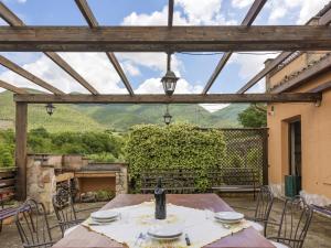 un patio con mesa y chimenea en Holiday Home Colleflaviano by Interhome en Casperia