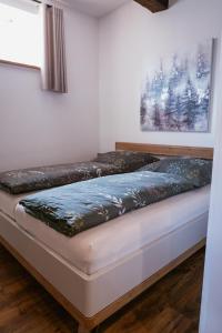 a bed in the corner of a room at Ahrenshof Spieker W 11 in Bad Zwischenahn