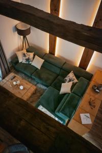 an overhead view of a living room with a green couch at Ahrenshof Spieker W 11 in Bad Zwischenahn