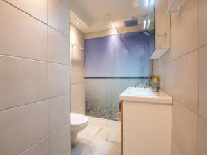 une salle de bain avec toilettes et lavabo dans l'établissement Studio Pacific with parking and sea view by Interhome, à Blankenberge