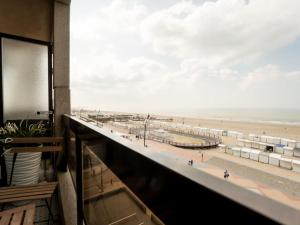une vue sur la plage depuis le balcon d'un hôtel dans l'établissement Studio Pacific with parking and sea view by Interhome, à Blankenberge