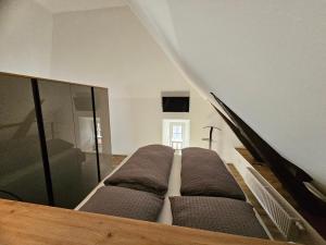 Cama grande en habitación con escalera en Ahrenshof 6 en Bad Zwischenahn