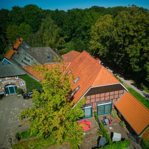 una vista aérea de una casa con techo naranja en Ahrenshof 6 en Bad Zwischenahn