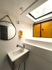 a bathroom with a sink and a mirror at Barco Casa Fuzeta in Fuzeta