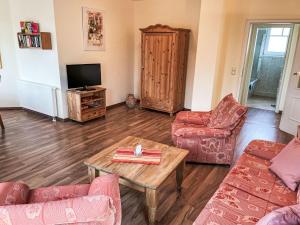 sala de estar con sofás, mesa y TV en Apartment Luise von Preußen - App-201 by Interhome, en Zinnowitz 18 fotos más