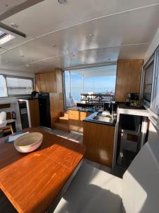 フゼタにあるBarco Casa Fuzetaの木製テーブル付きのキッチン +72枚の写真