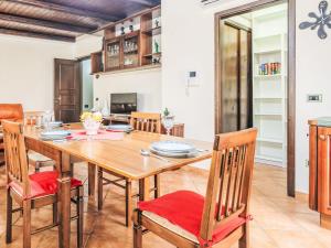 une salle à manger avec une table et des chaises en bois dans l'établissement Holiday Home Perla by Interhome, à Partinico