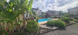 una piscina en un patio junto a una casa en Gîtes de 2 à 11 personnes au Domaine d'USSON, en Échebrune