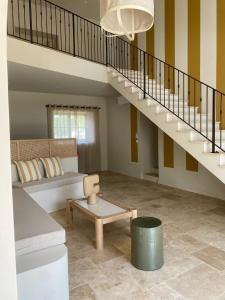 拉加爾德阿代馬的住宿－Mas provençal d'exception，一间带楼梯和长凳的客厅