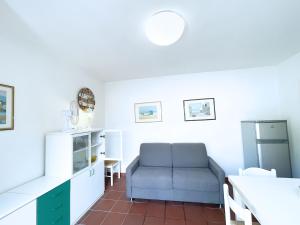 ein Wohnzimmer mit einer blauen Couch in einer Küche in der Unterkunft Sant'Anna del Volterraio - Strada Maestra (56) in Bagnaia