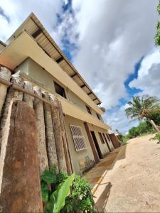 杰里科科拉Pousada Maria Sara的前面有围栏的建筑物 更多58张照片