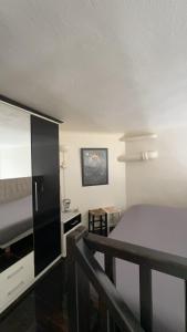 ein Schlafzimmer mit einem Bett und einem Schreibtisch. in der Unterkunft Duplex spagiari in Nizza