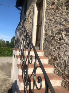 Una barandilla de metal negro en el exterior de un edificio. en Casa Simonetti, en Lucca