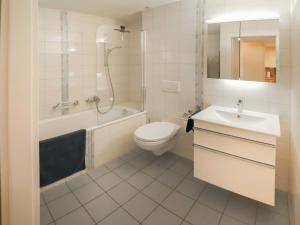 Ένα μπάνιο στο Apartment Cook P9-3 by Interhome
