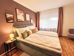 Schlafzimmer mit einem Bett und einem Fenster in der Unterkunft Apartment Rachel by Interhome in Velden am Wörthersee