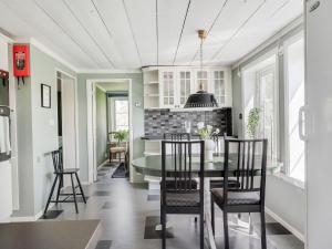 - une salle à manger avec une table et des chaises dans l'établissement Holiday Home Flugebacken - VGT101 by Interhome, à Sandhem