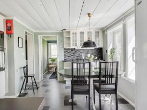 SandhemにあるHoliday Home Flugebacken by Interhomeのテーブルと椅子のあるダイニングルーム +20枚の写真