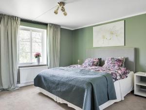 SandhemにあるHoliday Home Flugebacken by Interhomeのベッドルーム(紫色の掛け布団付きのベッド1台付)
