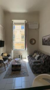 ein Wohnzimmer mit einem Sofa und einem Tisch in der Unterkunft Duplex spagiari in Nizza