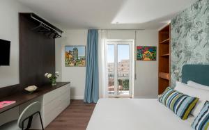 Un dormitorio con una cama y un escritorio y una ventana. en Capri Blue Fuorlovado, en Capri