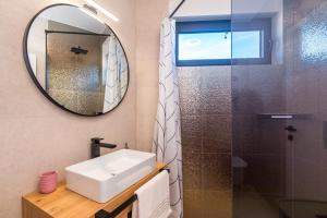 un baño con lavabo y espejo en Apartmani Đogić, en Punat 25 fotos más