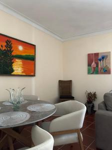 sala de estar con mesa y sofá en Casa da Avó Ilda, en Miranda do Douro