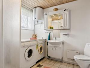 Koupelna v ubytování Holiday Home Aletha - 300m to the inlet by Interhome