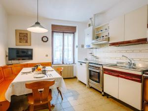 cocina con mesa, fregadero y fogones en Apartment Fruet by Interhome, en Pergine Valsugana