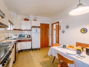 Kuchyň nebo kuchyňský kout v ubytování Apartment Fruet by Interhome