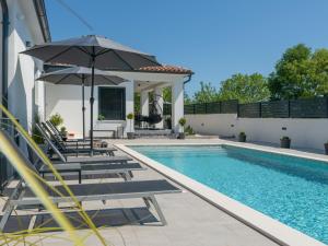 Πισίνα στο ή κοντά στο Holiday Home Villa 'M' by Interhome