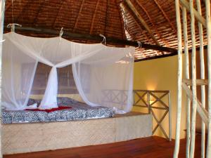Tempat tidur dalam kamar di Kipepeo Beach and Village