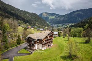 an aerial view of a house in the mountains at Les Avenières in Châtel