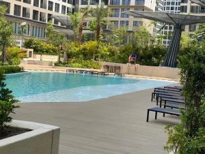 a large swimming pool with benches in a city at VINHOMES GRAND PARK QUẬN 9 Căn hộ LUXURY MASTERI CENTRE POINT in Gò Công