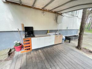 una cocina al aire libre con fregadero y mesa en Your Camp Hel, en Hel