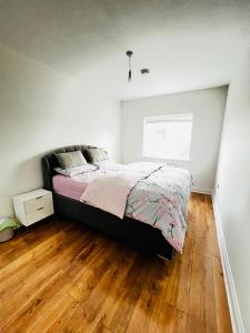 Postel nebo postele na pokoji v ubytování Room in Limerick