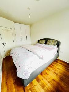 Postel nebo postele na pokoji v ubytování Room in Limerick