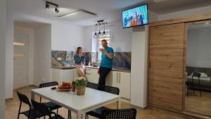 Μια τηλεόραση ή/και κέντρο ψυχαγωγίας στο Akita Apartamenty